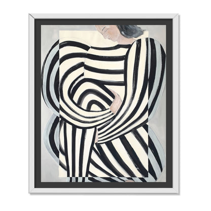MUJER EN ROPA BLANCO Y NEGRO